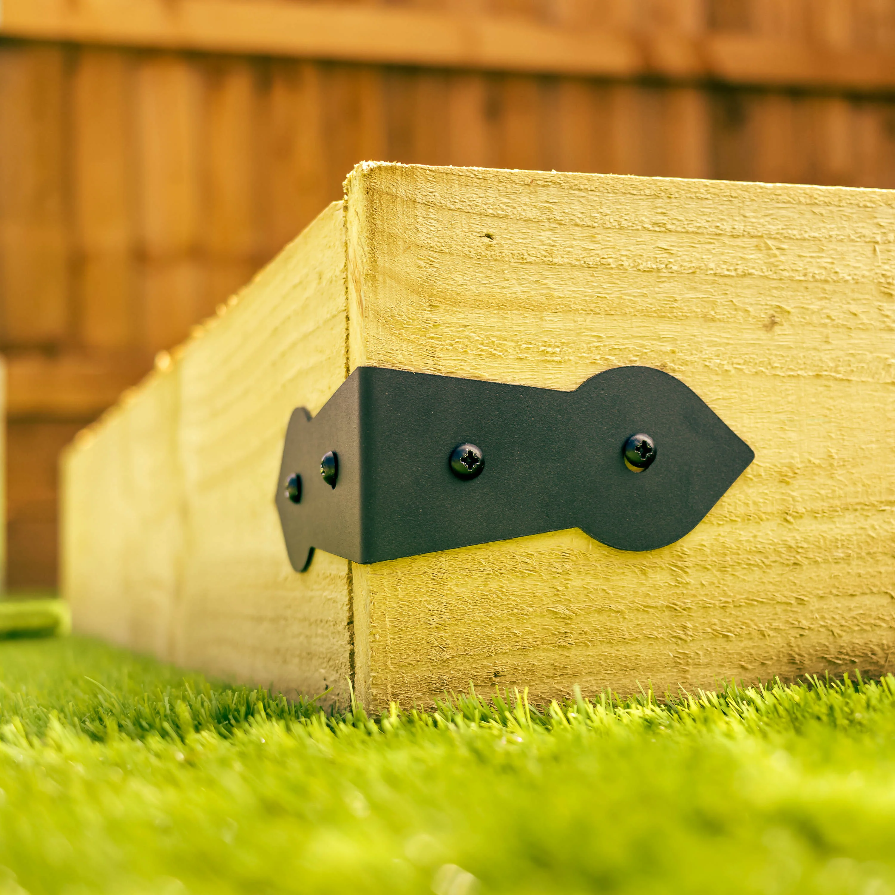 Arrow Head Decorative Corner Railway Sleeper Brackets - Image 3