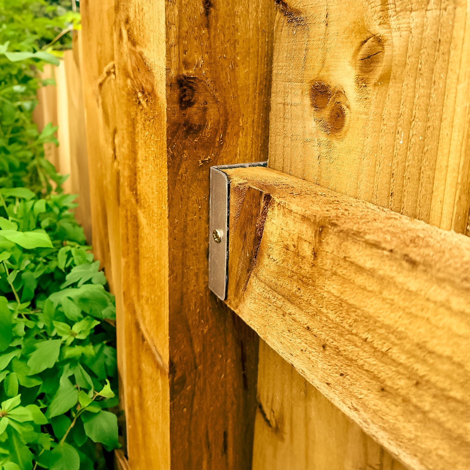 FenceEasy™ Fence Panel Clips for 2" / 50mm Wood - Image 5