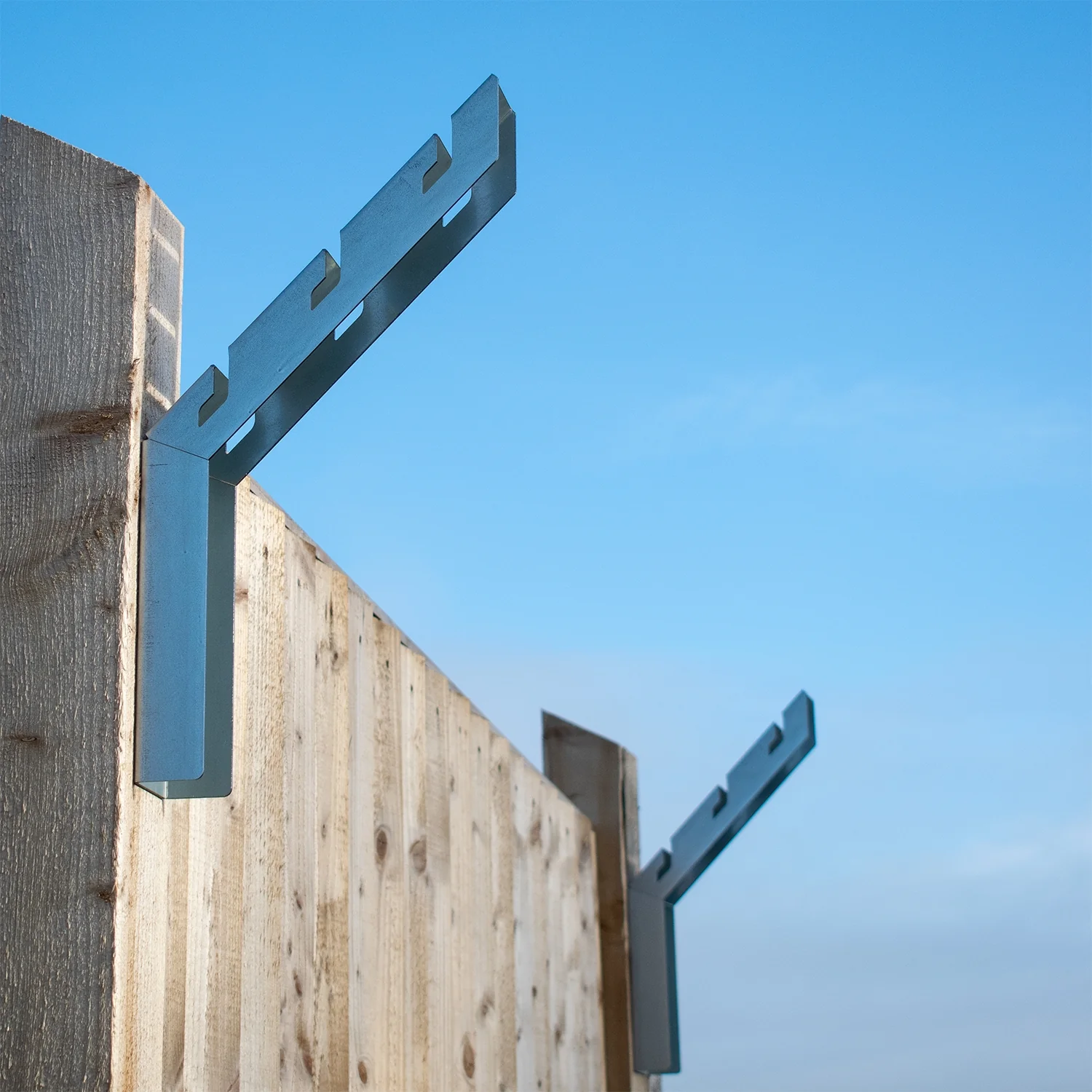 FenceEasy™ Heavy-Duty Barbed Wire Installation Brackets - Image 8