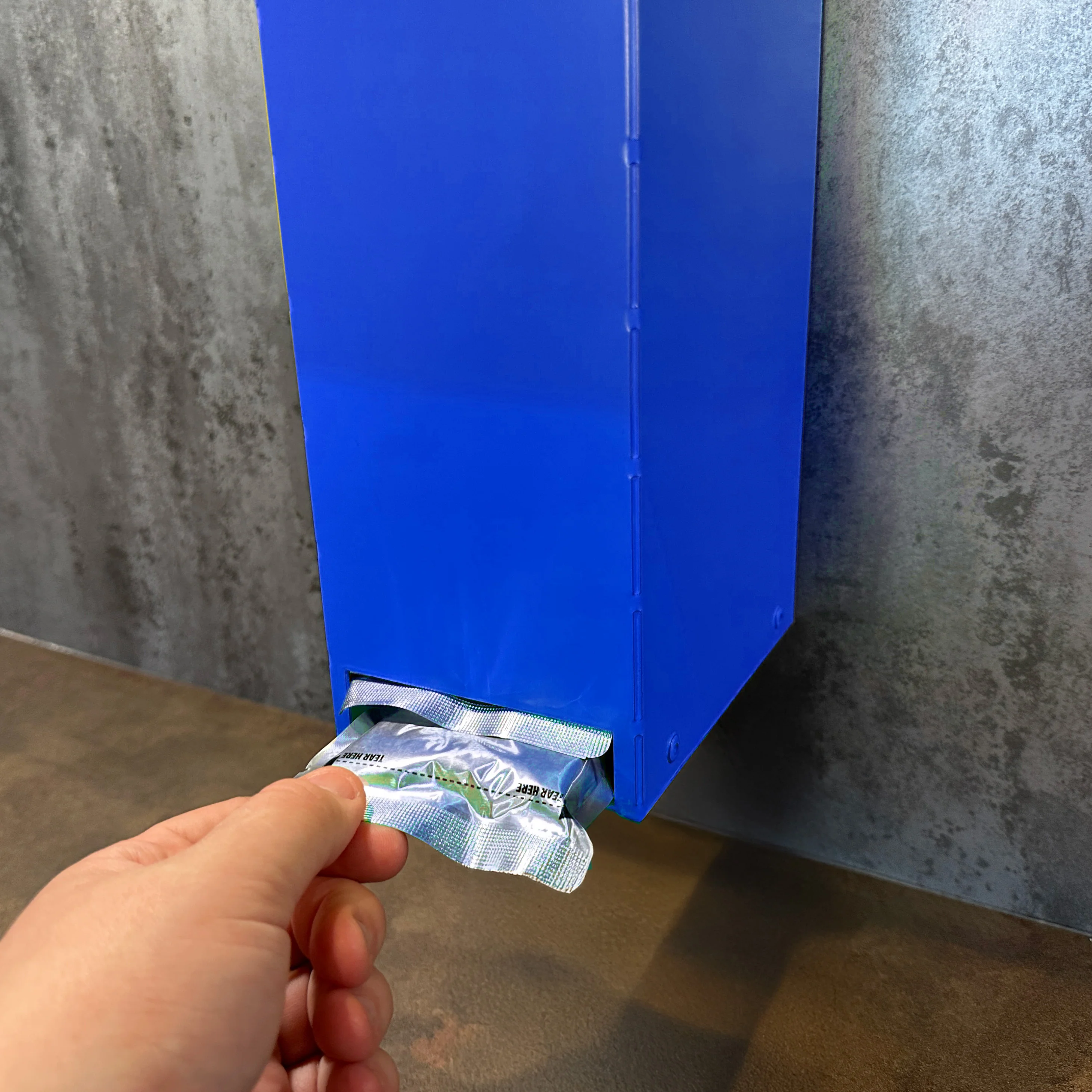 Jake's Farm Yard Wall Mount Cat & Pet Food Pouch Dispenser - Image 13