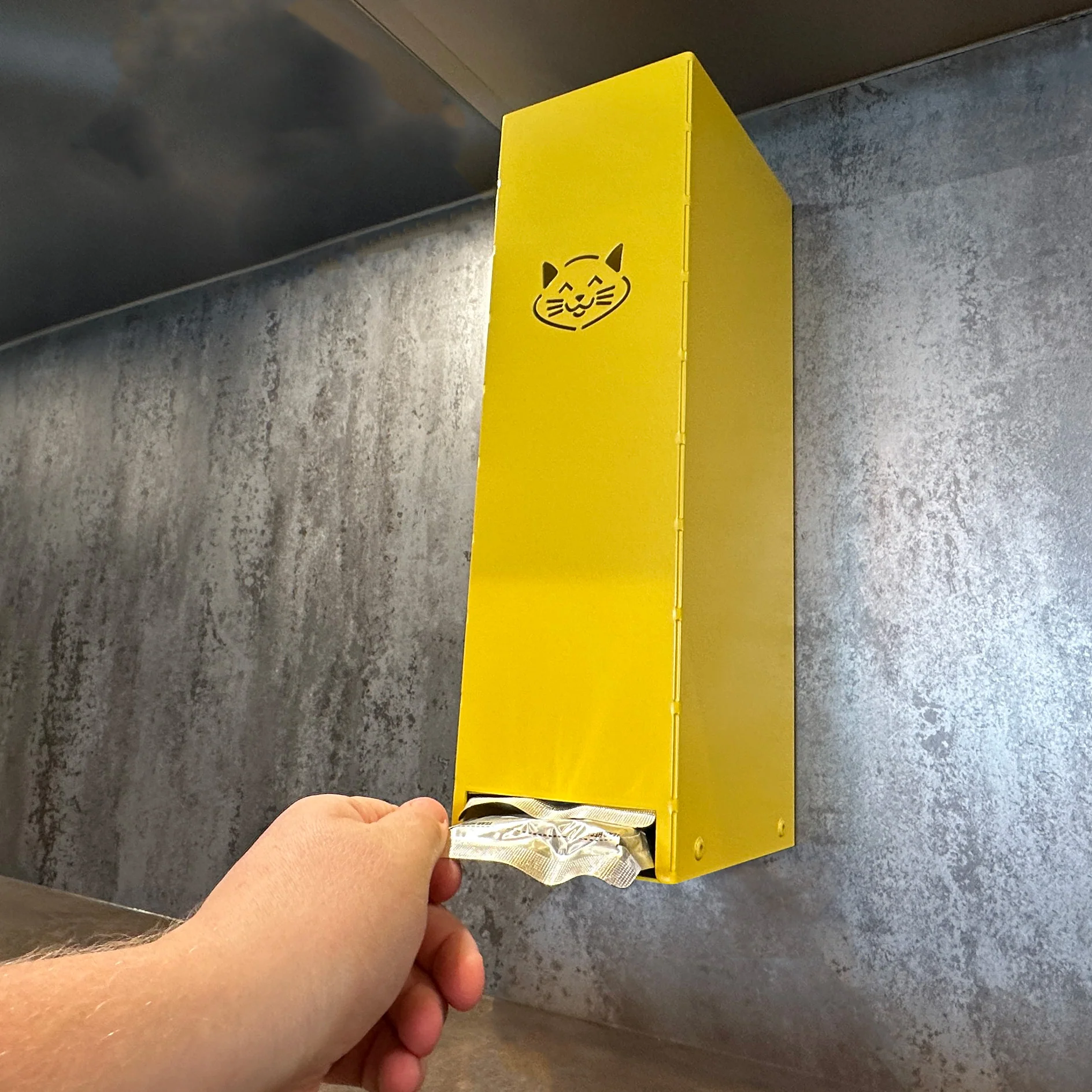 Jake's Farm Yard Wall Mount Cat & Pet Food Pouch Dispenser - Image 18