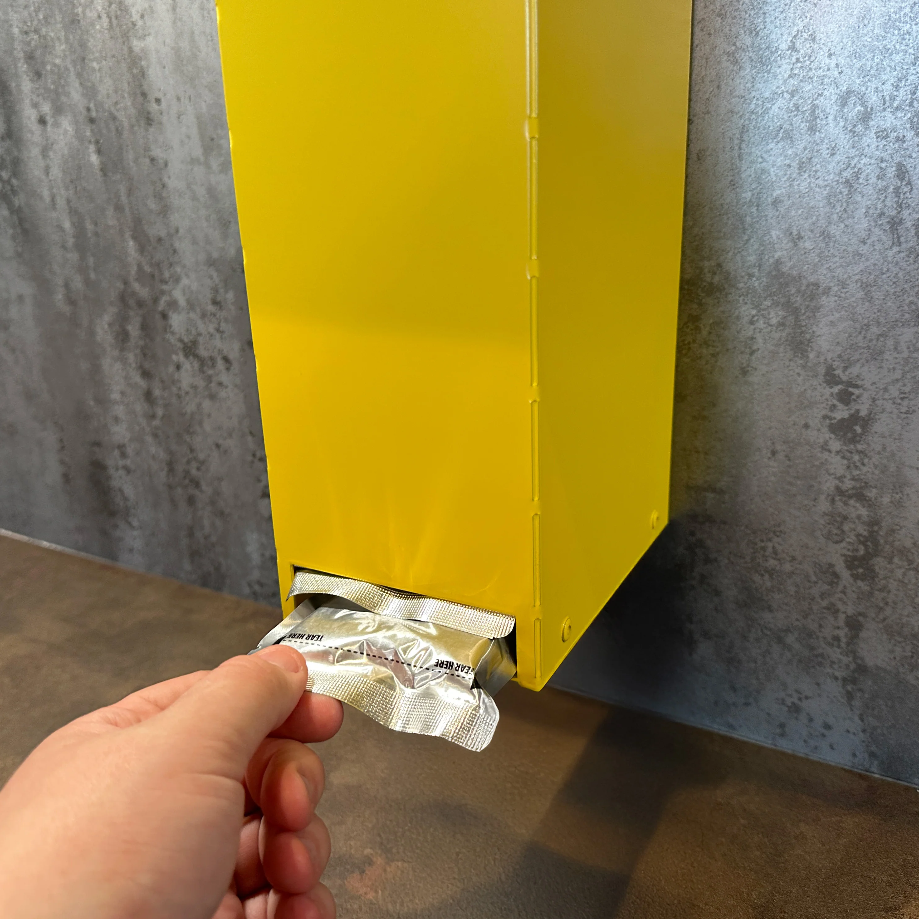 Jake's Farm Yard Wall Mount Cat & Pet Food Pouch Dispenser - Image 20