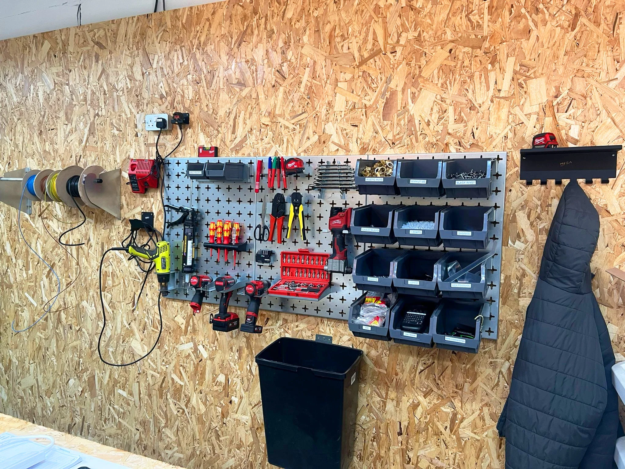 MegaMaxx UK™ Wall Mount Bin Bracket with 40L Utility Bin - Image 7