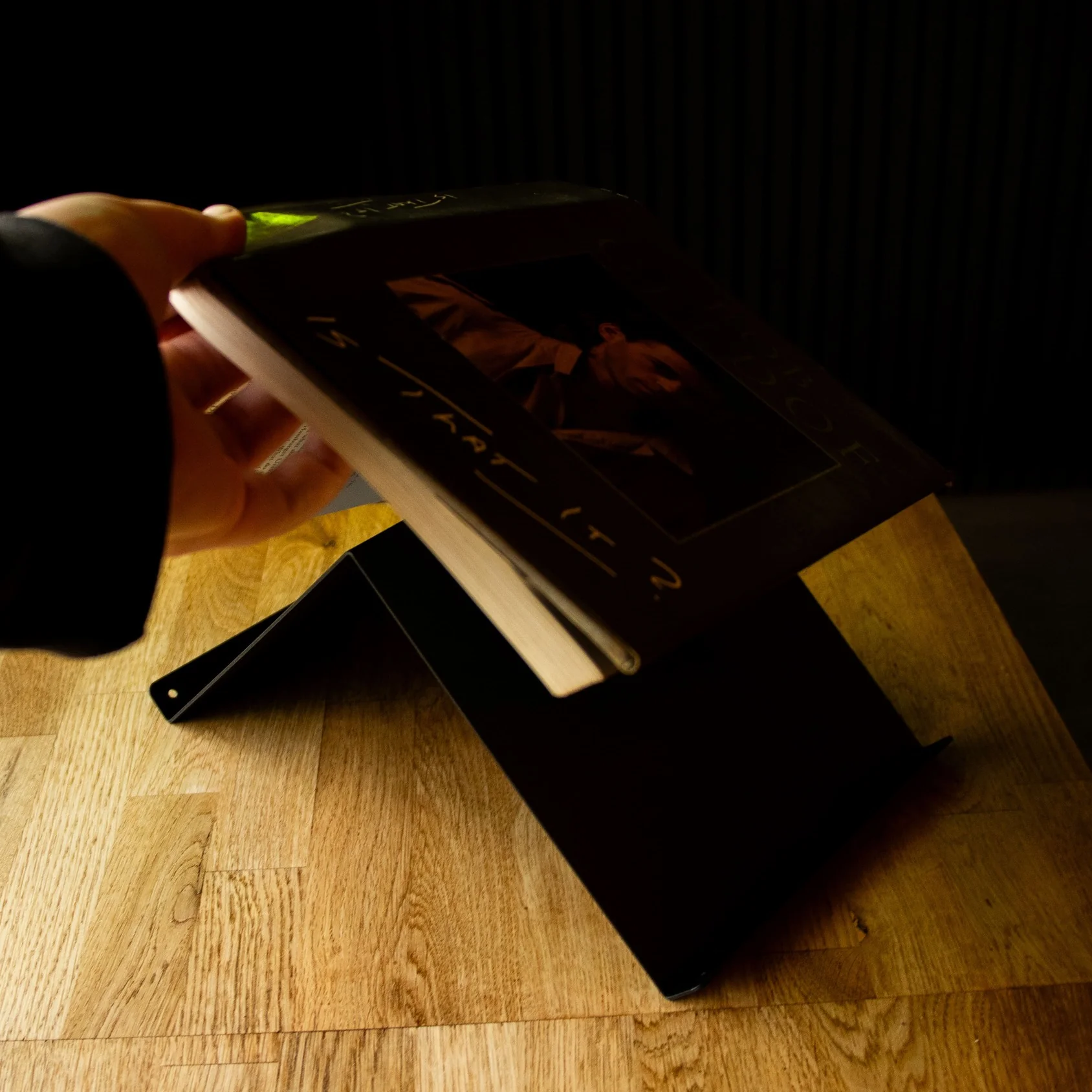 Okunaii™ Chapter Desktop Triangle Book Rest - Image 4