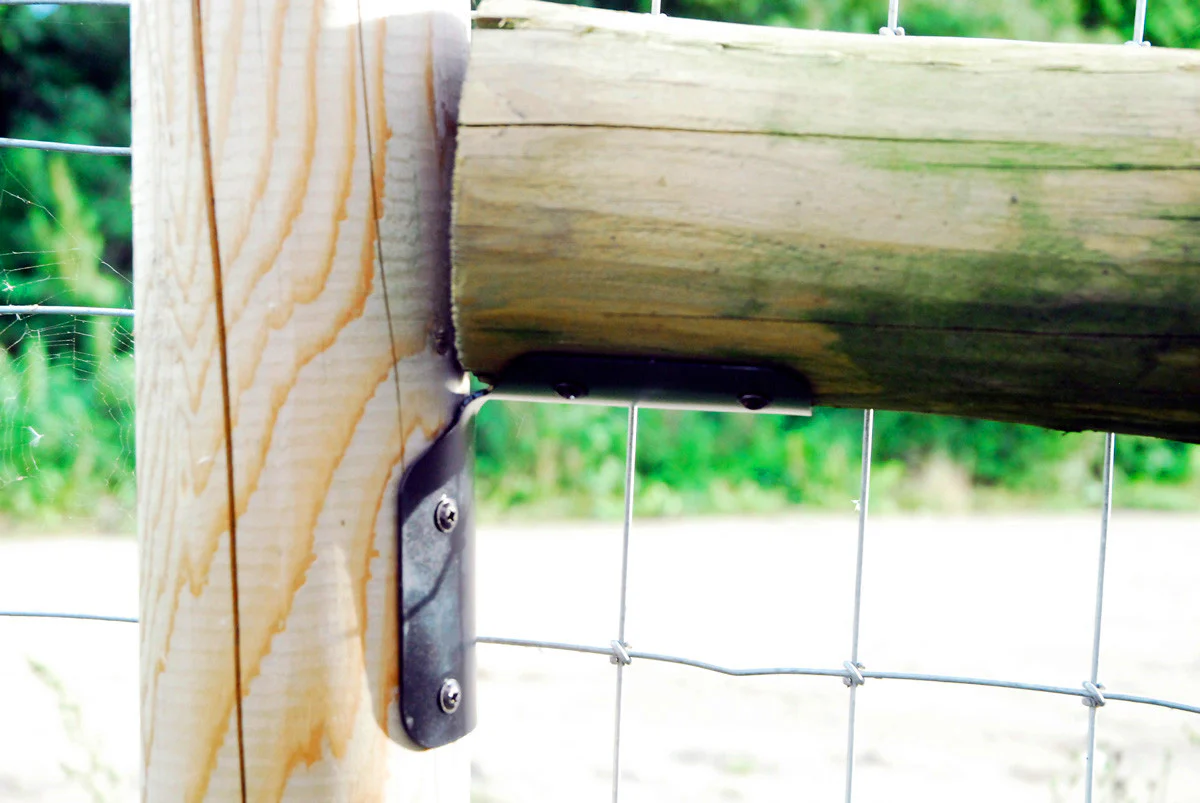 FenceEasy™ Round Fencing Post Fixing Bracket (Pack of 4 Brackets) - Image 6