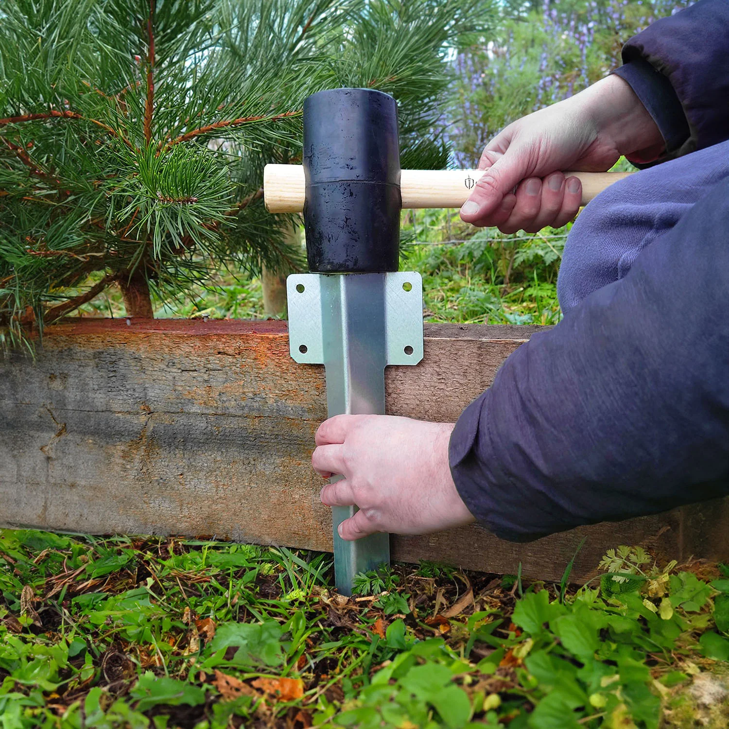 Straight Railway Sleeper Bracket with Stake - Image 3