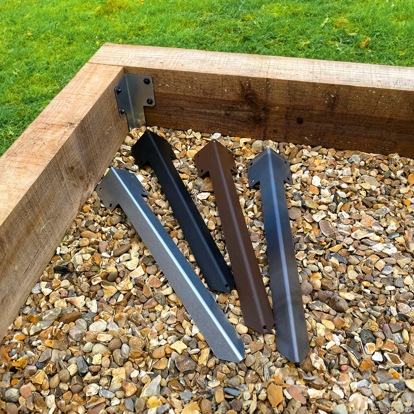 Corner Railway Sleeper Bracket with Stake - Image 10